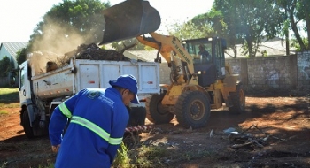 Prefeitura atende a cidade com serviços de remoção de entulhos